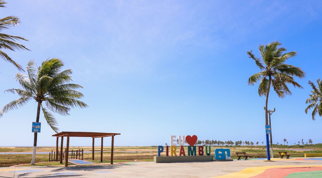 A orla da Praia de Pirambu já dá as boas-vindas para os turistas que devem lotar a cidade no Verão Sergipe / Foto: Max Carlos/Setur