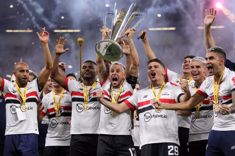 São Paulo levanta a taça de campeão da Supercopa do Brasil
Foto: Cris Mattos