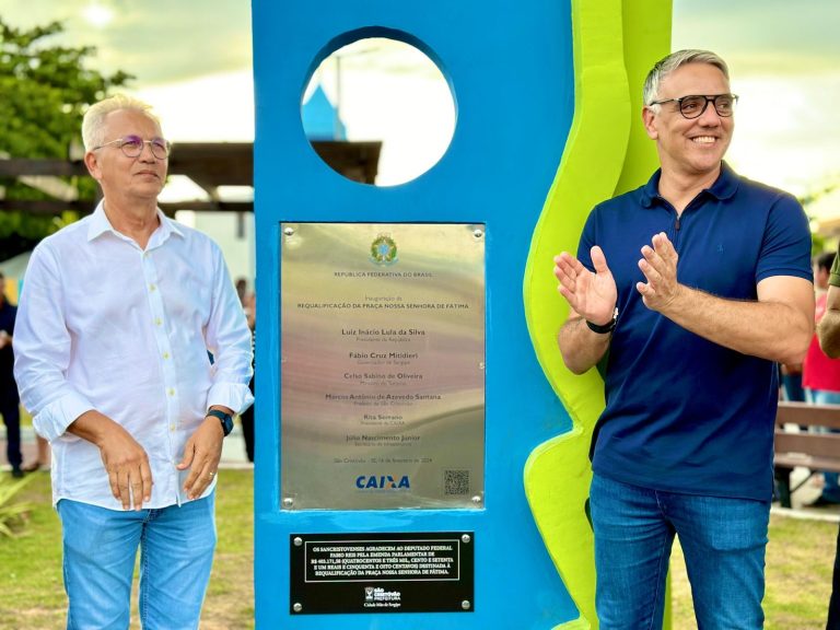 Fabio Reis inaugura praça em São Cristóvão