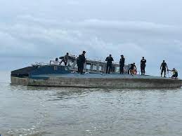Submarino foi encontrado por pescadores em praia no nordeste do Pará e apreendido pela polícia — Foto: Reprodução
