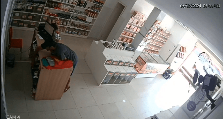 Homem é filmado furtando celulares de loja em Lagarto