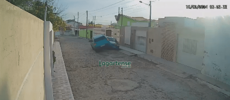 Vídeo: Motorista foge após bater em carro estacionado na Praia da Caueira