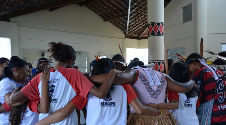 Ritual do Toré marca retorno às aulas dos alunos indígenas Xokó de Sergipe