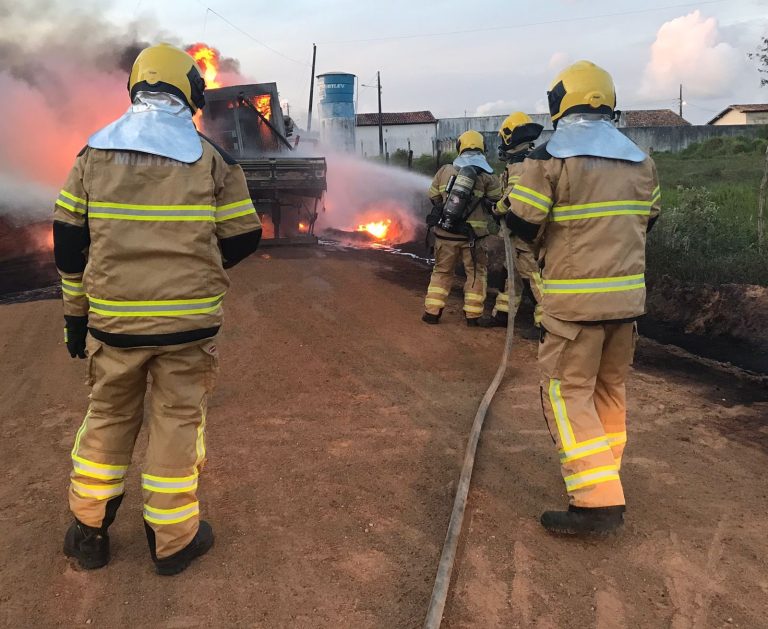 Bombeiros combatem incêndio em caminhão no interior do Estado