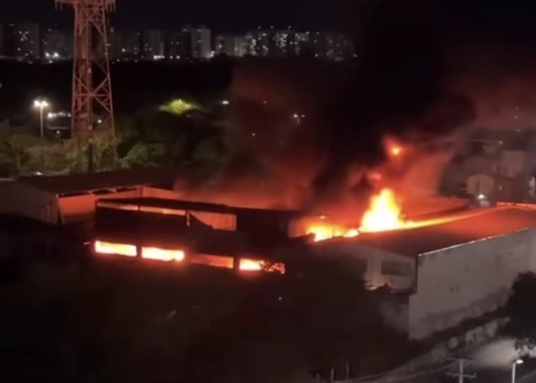 Incêndio de grandes proporções atinge loja de estofados em aracaju