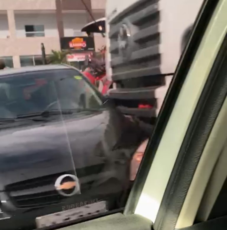 Acidente entre carreta e carro deixa trânsito lento em Lagarto