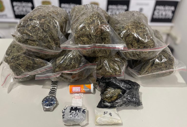 Investigado por tráfico interestadual de drogas é preso transportando MDMA, skunk e haxixe