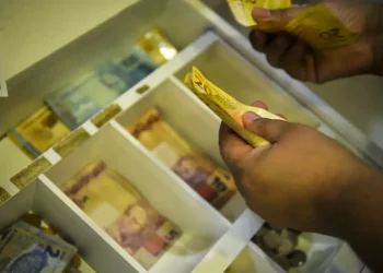 Trabalhadores nascidos em fevereiro recebem abono salarial nesta sexta