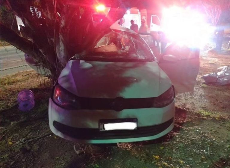 Passageira morre após carro bater em árvore em São Cristóvão