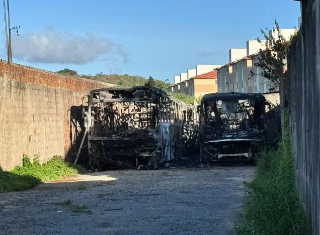 Incêndio atinge 19 ônibus escolares em garagem  em Aracaju