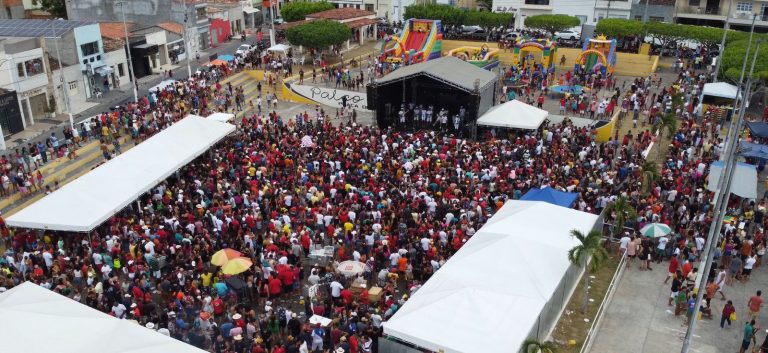 Programa do radialista Cristiano Viana reúne multidão em Simão Dias