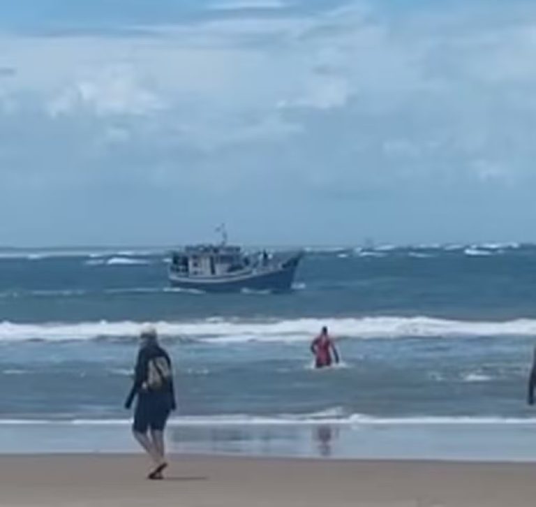 Corpo de jovem que se afogou na Praia dos Artistas, em Aracaju, é encontrado