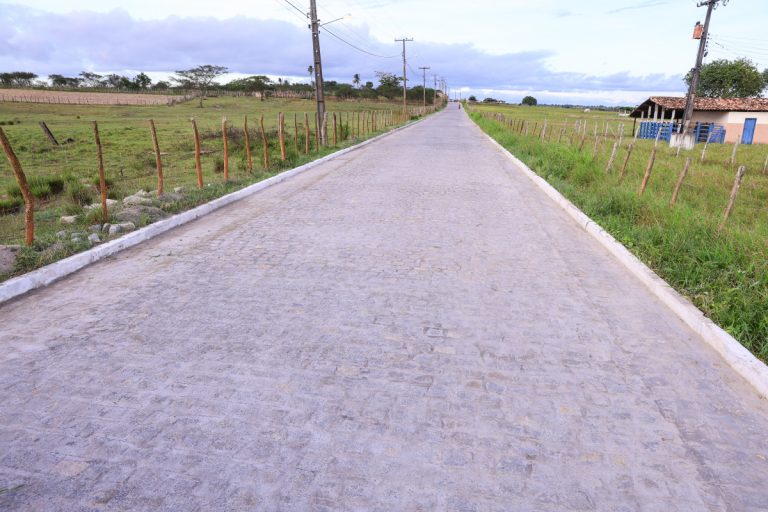 Prefeitura entrega pavimentação nos povoados Rio Fundo e Tapera dos Gatos