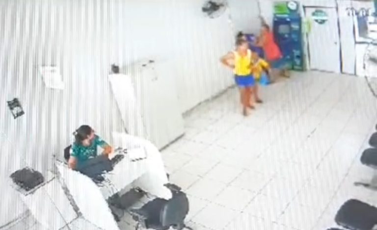 Homem agride funcionária do Ponto Banese com vários socos no município de São Domingos