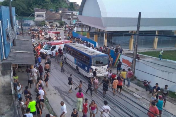 Vídeo: Micro-ônibus atropela fiéis em procissão; acidente deixou 5 mortos e 27 feridos