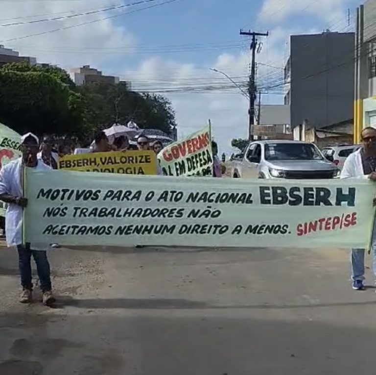 Servidores do HUL realizam passeata e anunciam greve em Lagarto