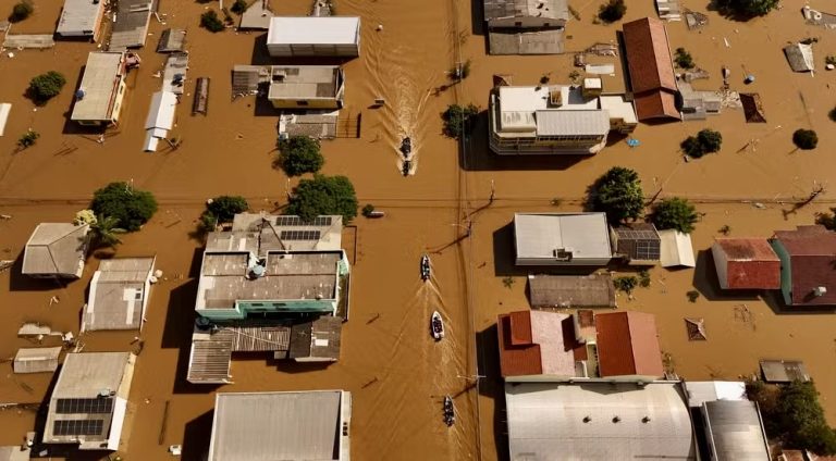 Sobe para 83 o número de mortos após enchentes que atingem o RS