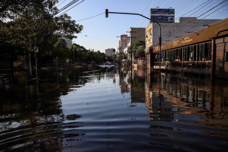 Ruas do bairro Menino Deus, em Porto Alegre, voltam a alagar