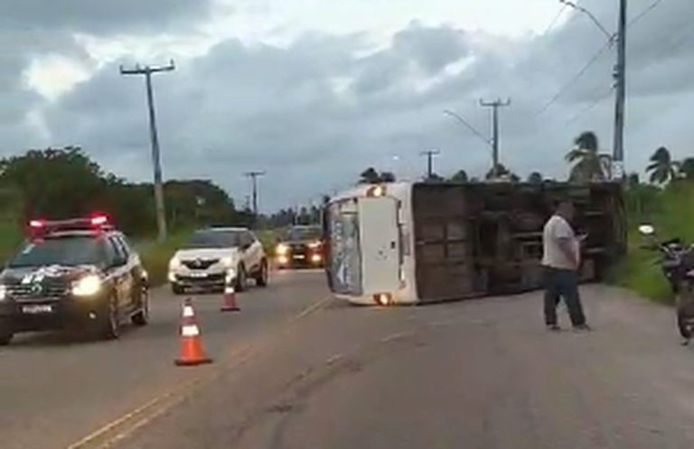 Micro-ônibius tomba após batida contra carro