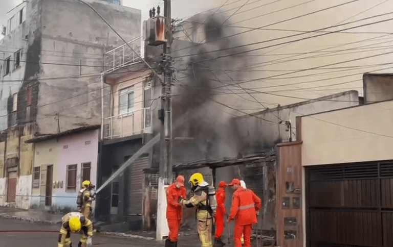 Incêndio destrói fábrica de colchões