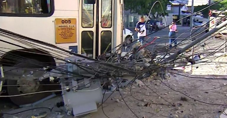 Passageiros pulam por janela de ônibus que derrubou poste com transformador em Aracaju