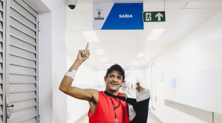 Paciente que realizou transplante de mão no Huse comemora sucesso do procedimento