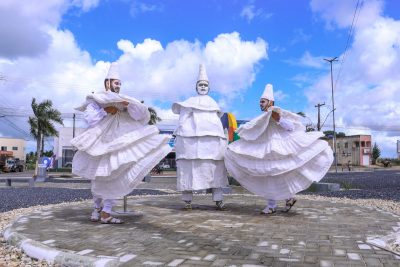 Prefeitura instala monumento dos Parafusos na rotatória da entrada da cidade