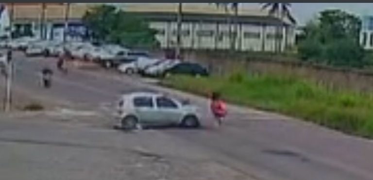 Homem capota carro após atropelar motociclista em Lagarto