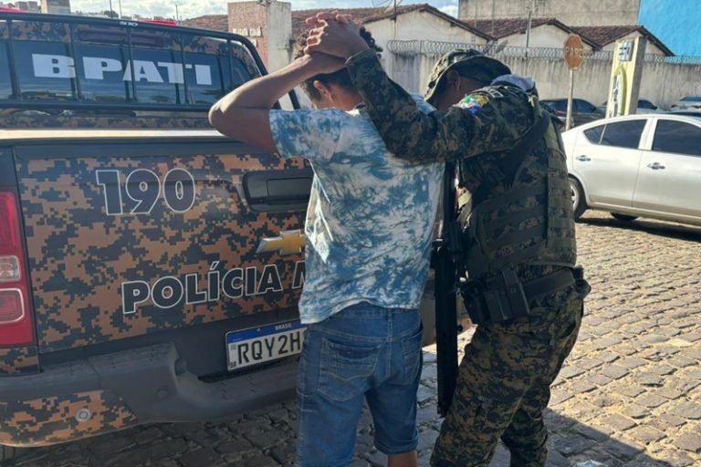 Polícia prende foragido da justiça por roubo em Simão Dias