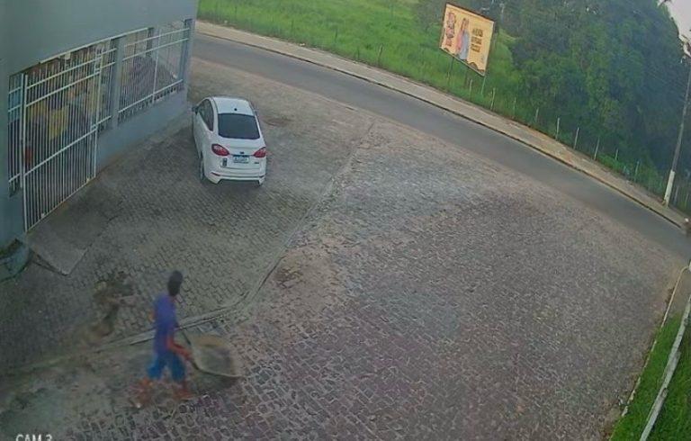 Homem é flagrado abandonando animais em Lagarto