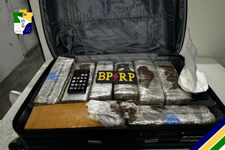 Polícia apreende 17 tabletes de maconha dentro de ônibus de turismo