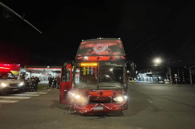 Jovem morre em acidente entre moto e ônibus da cantora Priscila Senna em  Aracaju