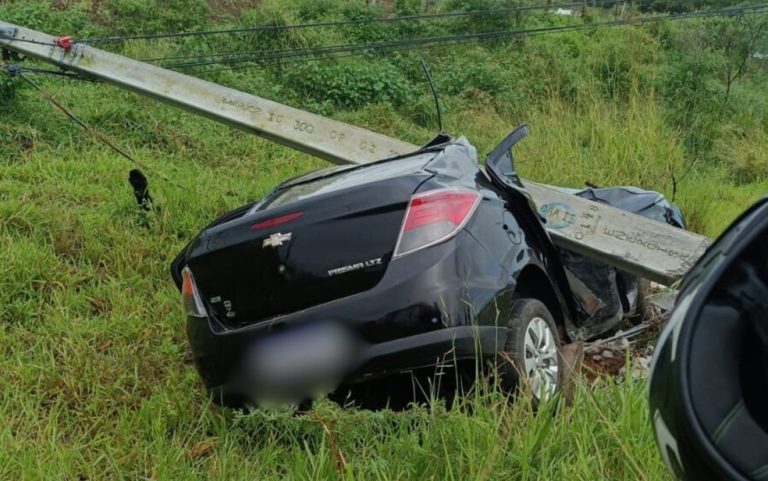 Motorista fica ferido após sair da pista e derrubar poste na Rodovia das Indústrias, em Socorro