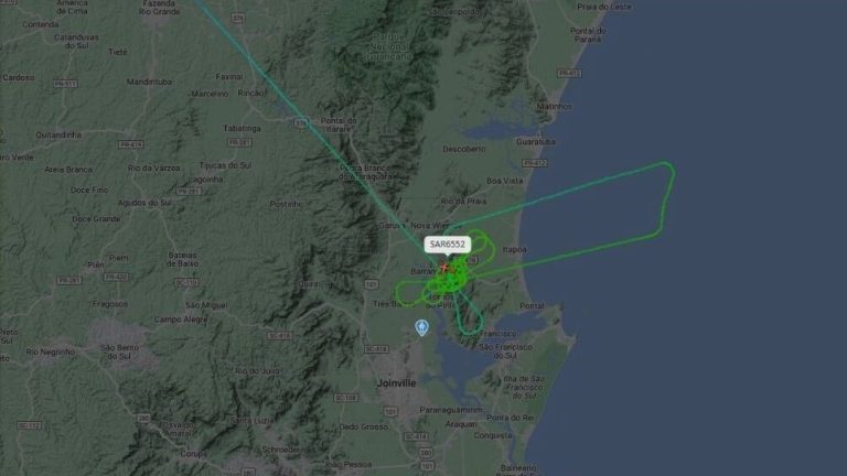 Avião de pequeno porte cai e deixa mortos em Santa Catarina