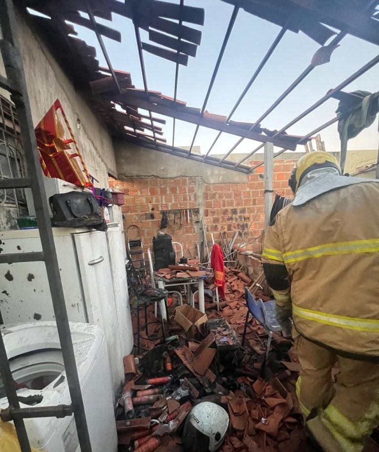 Fogos explodem durante fabricação artesanal e deixam casa parcialmente destruída em Estância