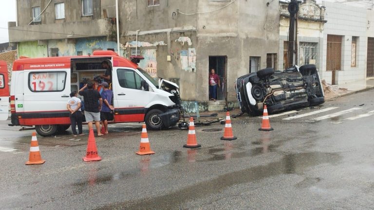 Técnica de enfermagem do Samu fica ferida em acidente com ambulância