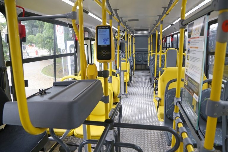 Homem é preso após ameaçar passageiros de ônibus