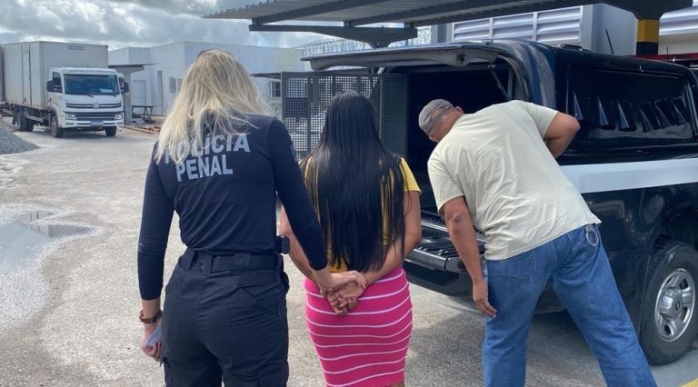 Foragida da Justiça é presa ao visitar companheiro em presídio de Areia Branca