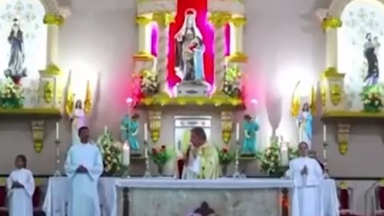 Padre é afastado após se relacionar com fiel e ser ameaçado