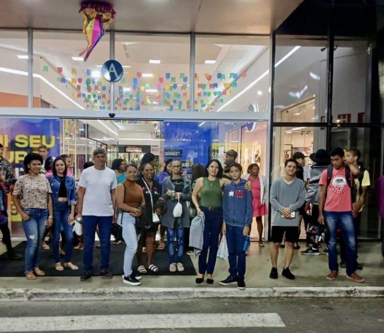 Cinema e educação: escola municipal leva alunos e familiares para sessão especial em Itabaiana