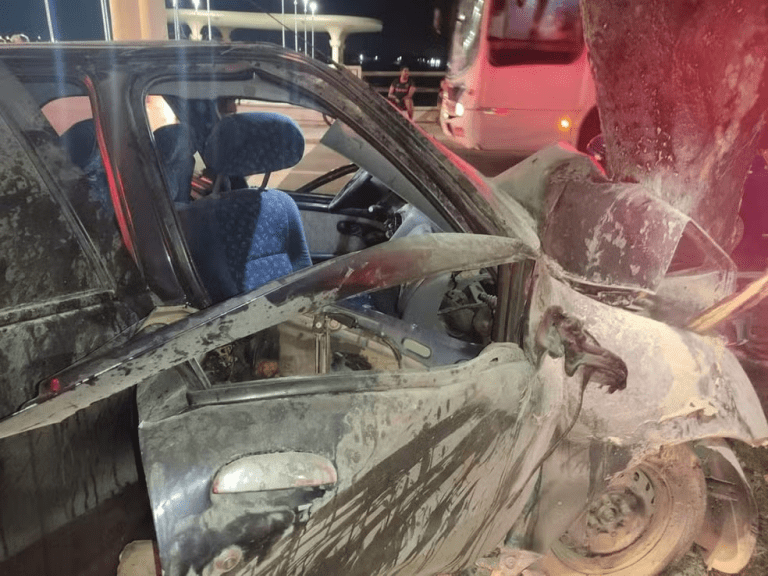 Três pessoas ficam feridas após carro bater em árvore e pegar fogo em Aracaju