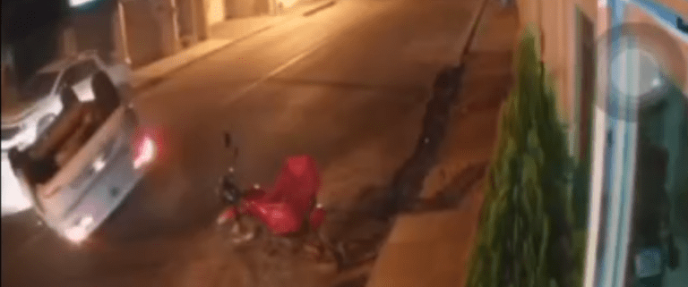 Veículo capota após colidir contra carro estacionado