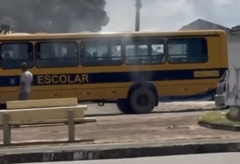 Ônibus escolar pega fogo na cidade de Salgado