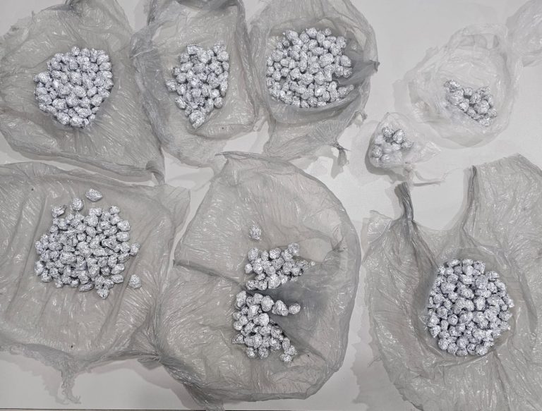 Mulher é presa em flagrante transportando mais de 500 pedras de crack