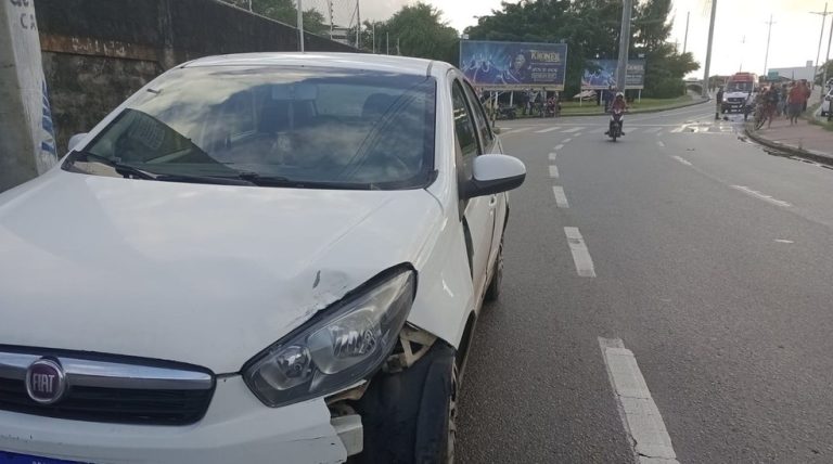 Condutor de motocicleta morre e passageiro fica ferido em batida com carro em Aracaju
