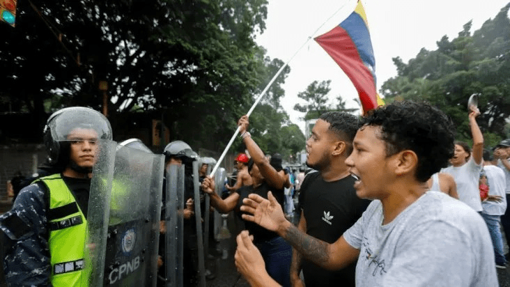 Protestos na Venezuela: Pessoas vão às ruas contra proclamação de vitória de Maduro