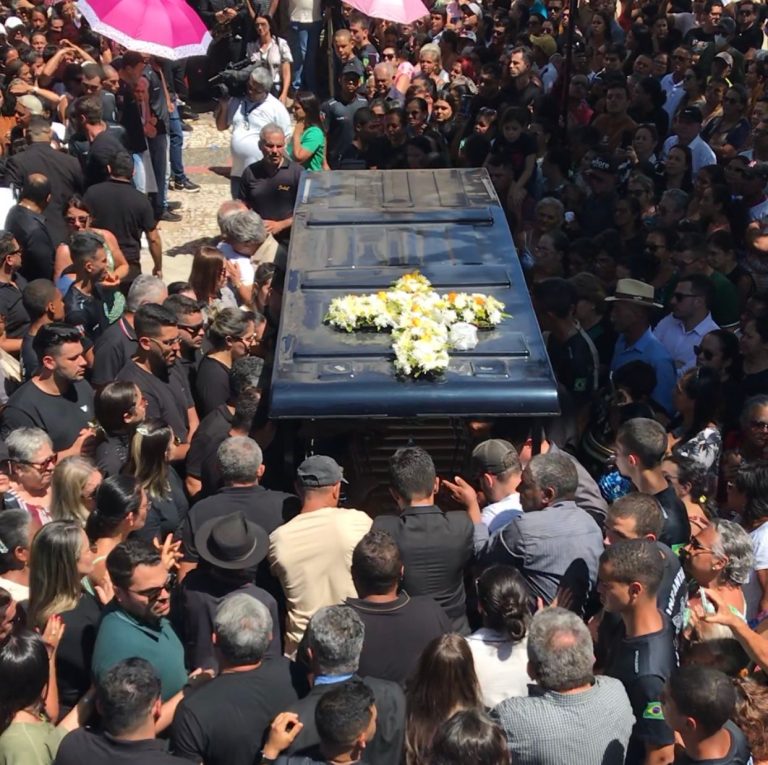Multidão participa do enterro do ex-prefeito Valmir Monteiro