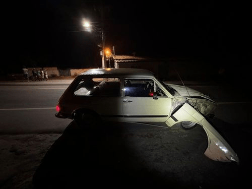 Colisão entre carro e moto deixa motociclista ferido em Simão Dias
