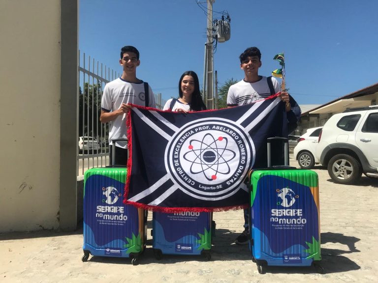 Estudantes de Lagarto contemplados no Programa Sergipe no Mundo recebem Kit viagem