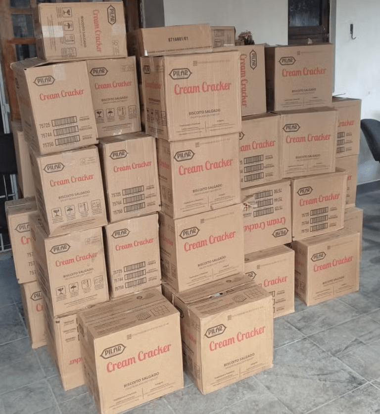 Homem é preso em flagrante com caixas de biscoitos de caminhão saqueado após tombar em Estância